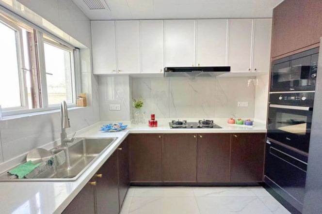 modern 4brs floor heating modern furniture in Gubei near Golden pedestrian street 33K