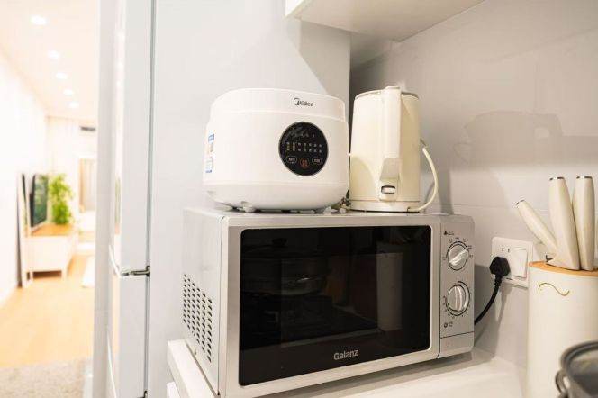 Modern 1BR Gem with Floor Heating in the Heart of Changning