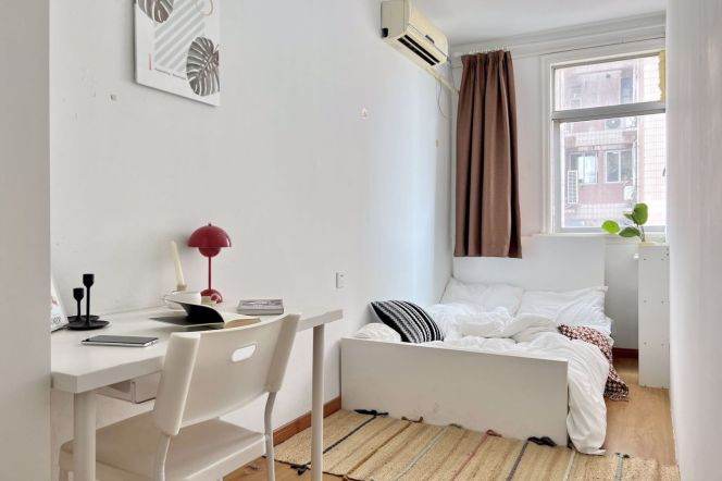 Bright room near Zhongshan park,close to ECNU,available now