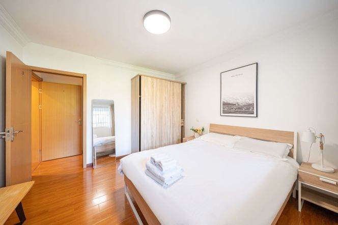 Spacious 4BR Shared Apartment in Prime Jing'An District