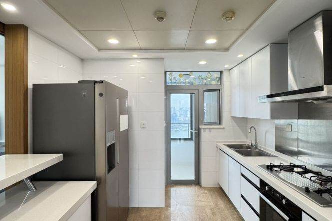 Modern 4brs with floor heating and river view belong to Lujiazui 