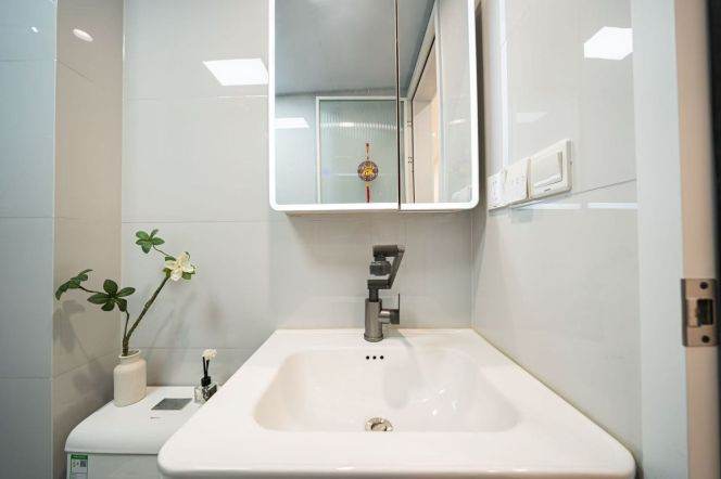 Modern 1BR Gem with Floor Heating in the Heart of Changning