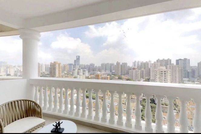 Modern 4brs with balcony and floor heating  in  central downtown