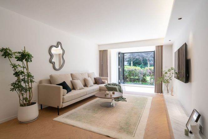 Spacious bright 3br+1/2Bt@Hanzhong rd with large private garden quality compound