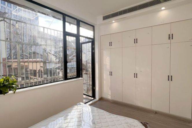 Bright Apt. w. Small Outdoor Balcony near line 9 