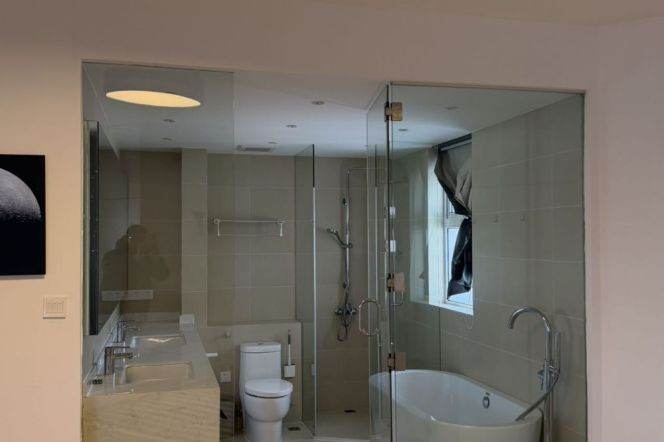 Modern 3brs with balcony in  central downtown 