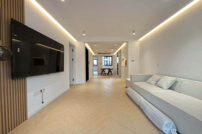 Modern 3brs with floor heating and balcony  nearby west nan jing road CBD 