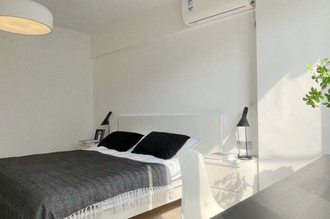 Spacious&Modern&Bright 2Bdrs 2Baths Apt+L13 West Nan Jing Rd +Nice View/Great Location