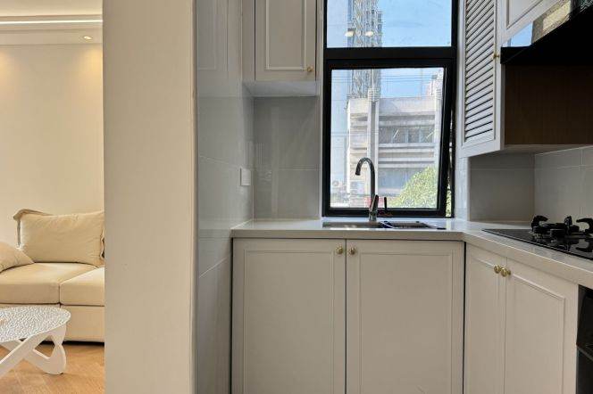 Spacious 1Br +great sunshine | Next to Jiangsu Rd |Zhongshan Park | Central AC