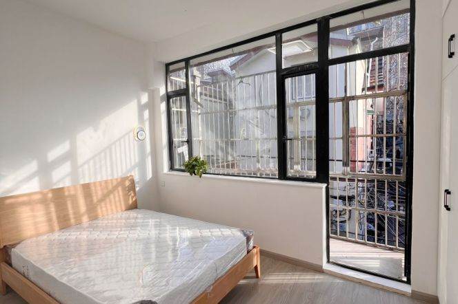 Bright Apt. w. Small Outdoor Balcony near line 9 