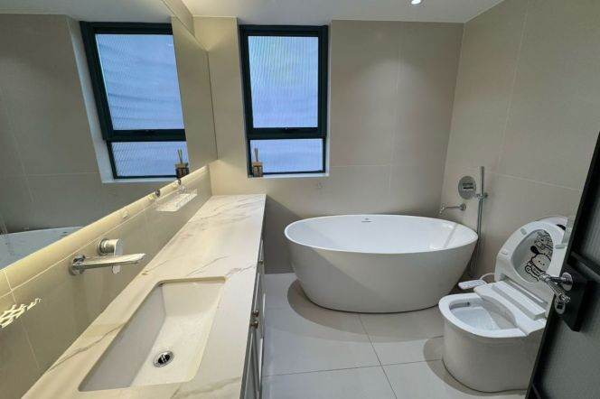 Decent 3br with Outdoor Balcony @Line 7/9 Zhaojiabang Road St.