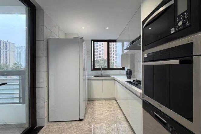 Brand new decoration 3brs with floor heating and balcony belonged to Xintiandi area