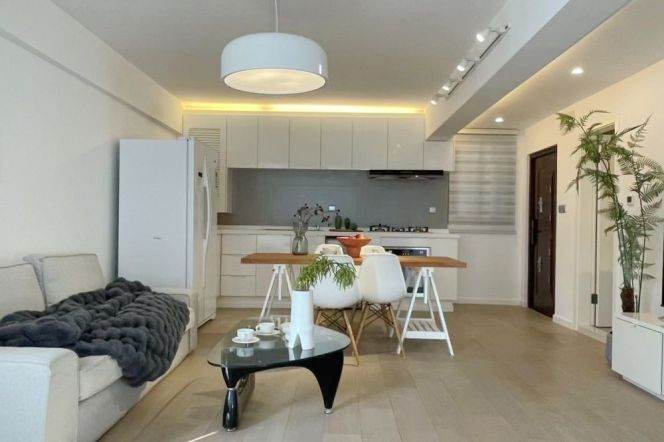 Spacious&Modern&Bright 2Bdrs 2Baths Apt+L13 West Nan Jing Rd +Nice View/Great Location