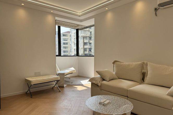 Spacious 1Br +great sunshine | Next to Jiangsu Rd |Zhongshan Park | Central AC