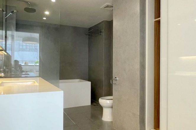 Spacious&Modern&Bright 2Bdrs 2Baths Apt+L13 West Nan Jing Rd +Nice View/Great Location