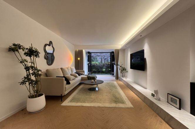 Simple & Beautiful 3+1BR | West Nanjing rd Metro | 1F with huge garden