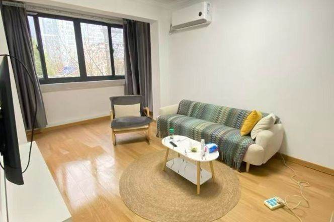 Jing’an Spacious Separate 1Br/2Lr/1Bt Close to L7/13 Changshou Rd Station 
