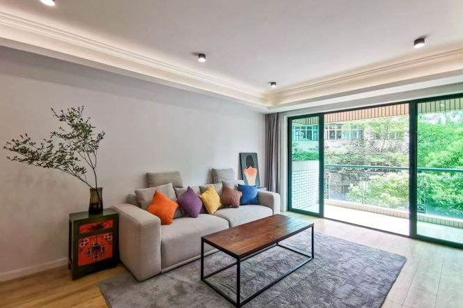 3 Brs, 2 Baths with Open Balcony/Gym/Swimming Pool, 150 sqm @ Jiangsu metro L2&11