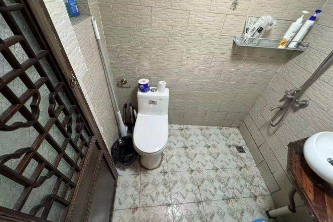 Cozy duplex 1 br next XuJiaHui Park on WanPing Rd .easy to L 1/9/11