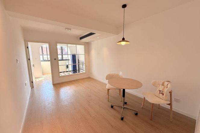 elevator 1BR/living room@L2/11