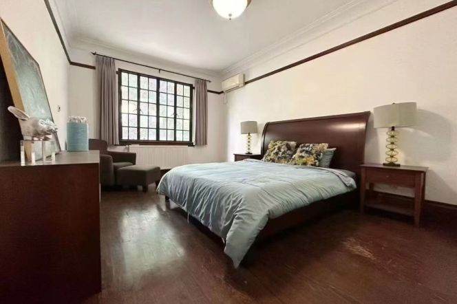 The entire lane house@jiashan rd 300sqm with 4br/2br 300sqm terrace and  garden