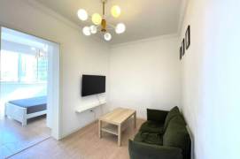 cozy 2brs Nr jingan temple M2/7