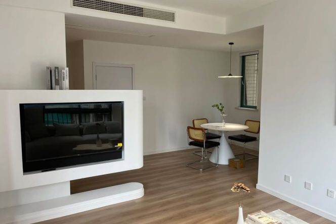 Bright 2BR Apartment in Beautiful Compound – Near Line 13/14