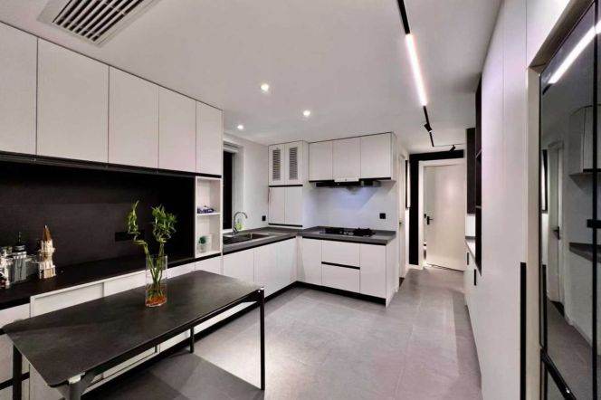 Modern 3BR 2BA Elevator Residence w/Heating in Lujiazui, Pudong