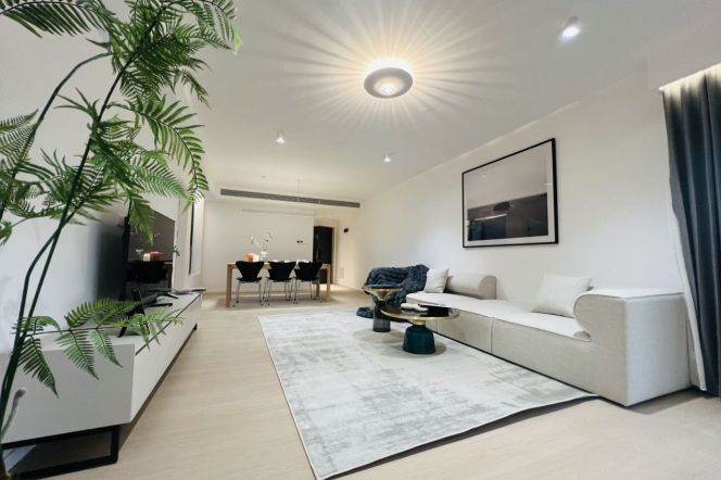 very good price modern 3brs floor heating in most popular compound Xujiahui only 24k