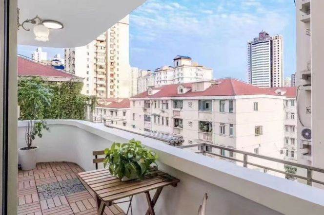 3 Brs, 2 Baths with Open Balcony/Central ac/Oven,160 sqm @ Jiashan metro L9&12