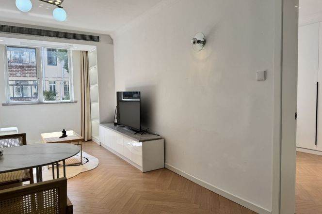 Spacious & Sunny 1Br | Next to L2/15 Loushanguan rd | All south