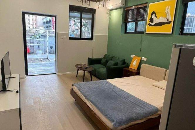Cozy 1 br with big garden, pets friendly in XuHui . L 7/9 ZhaoJiaBang Rd St