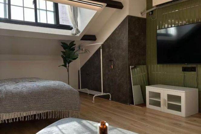 Bright South-Facing 1-BR Near Jing’an Temple