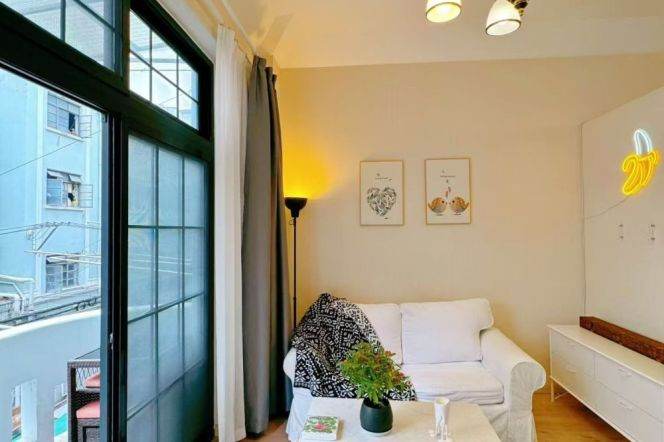 Lovely 1BR/ living room /  balcony nr West Nanjing rd 