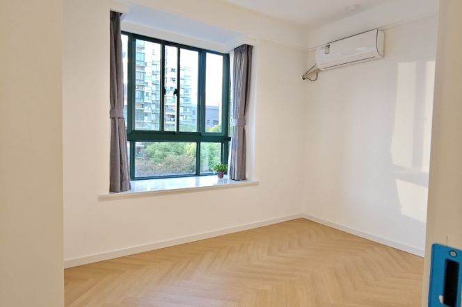 2Bdrs 1Bath Apt/Bright&Spacious /Line2 Weining Rd/Good View/elevator