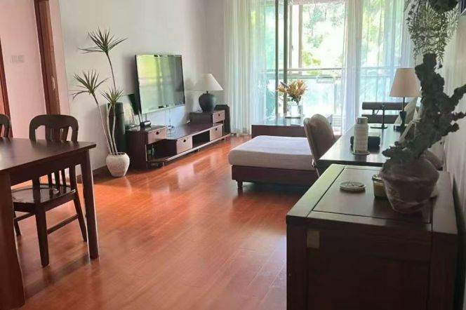 Sunny bedroom in a high end compound next to Hanzhong Road