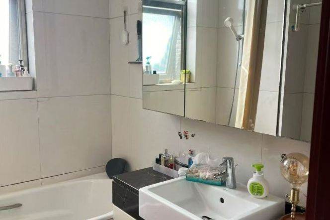 Sunny bedroom in a high end compound next to Hanzhong Road