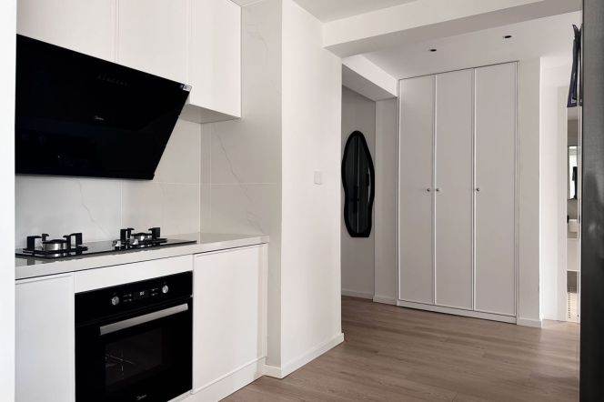 Jing'an Temple，One Park Avenue, with a bathtub, and floor-to-ceiling windows in the living room