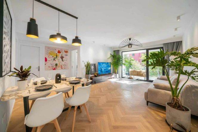 Spacious bright 3br/2bt@Jiangsu rd 145sqm with nice open balcony