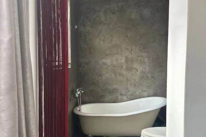 Old apartment building on Hunan Rd, with spacious rooms and windows offering views of greenery.