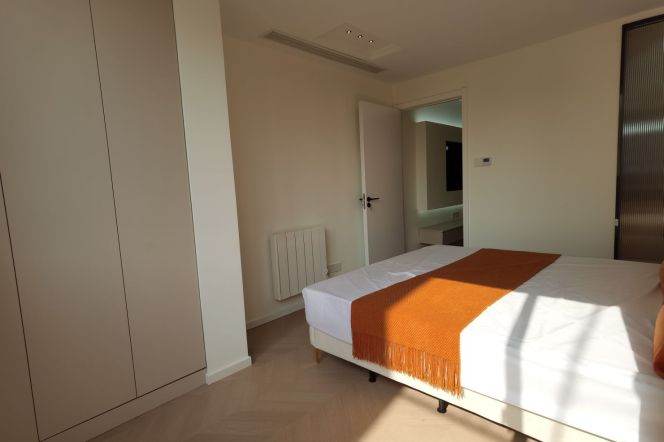 Sunny one bedroom Apt +Heating+central AC+oven@L14 Wuding Rd