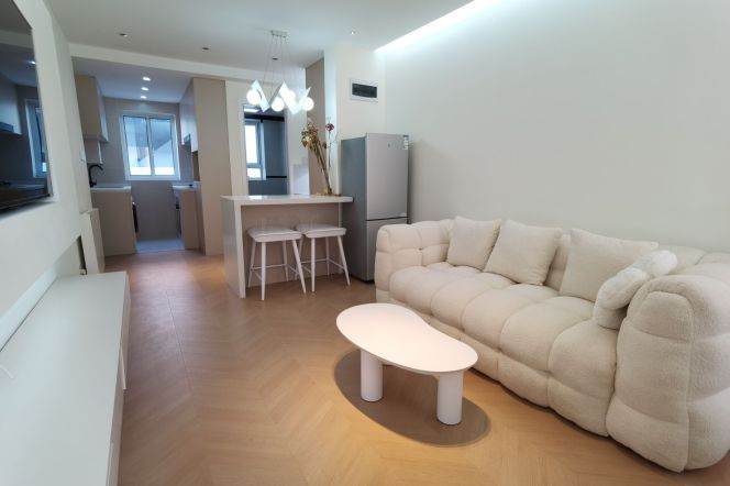 Sunny one bedroom Apt +Heating+central AC+oven@L14 Wuding Rd