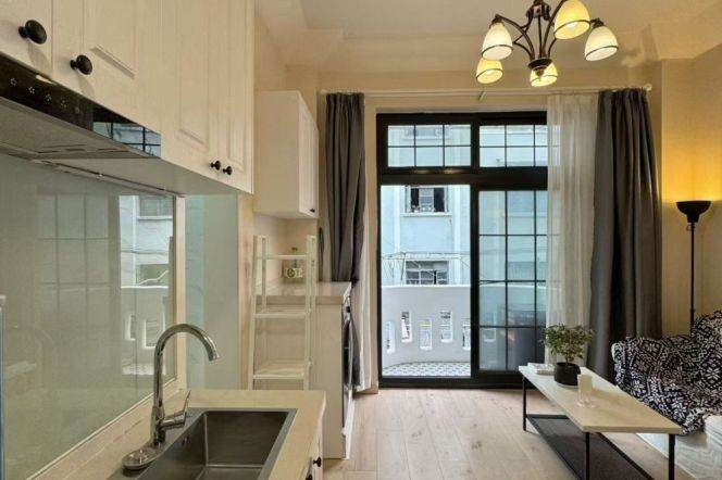 Lovely 1BR/ living room /  balcony nr West Nanjing rd 