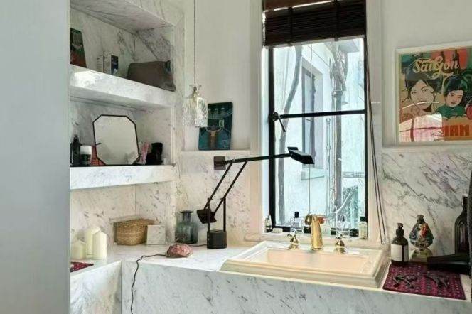 Xingguo Road has a 180-sqm apartment with large windows and plenty of sunlight.