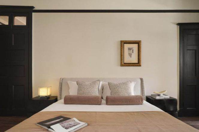 Old villas on Xiangshan Rd, in excellent condition, with high ceilings, at Huaihai Middle Rd Station