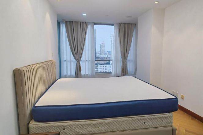 Modern 1 br with high ceiling next SuZhou Creek. easy to L 8/12 QuFu Rd st.