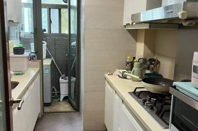 Sunny bedroom in a high end compound next to Hanzhong Road