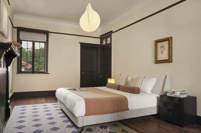 Old villas on Xiangshan Rd, in excellent condition, with high ceilings, at Huaihai Middle Rd Station