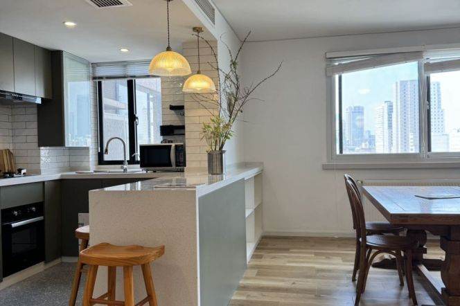 South Shanxi rd & Iapm | Mid Huaihai rd metro L13 | Modern& Spacious 2br-2bathr + elevator