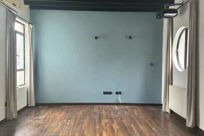 Old apartment building on Hunan Rd, with spacious rooms and windows offering views of greenery.